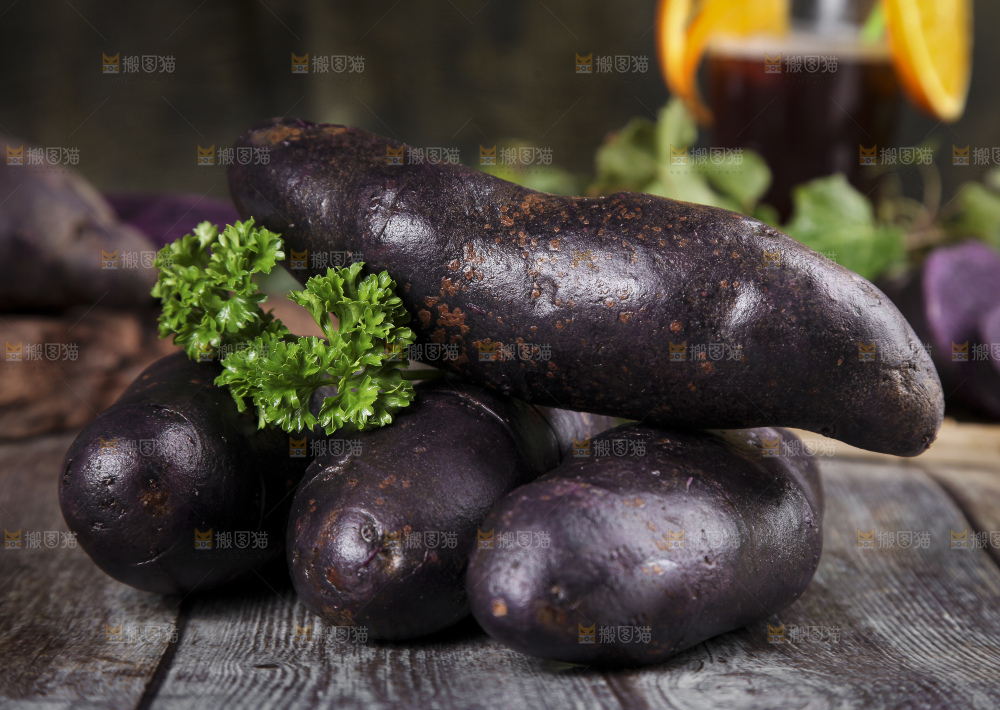 木板上的新鲜黑土豆