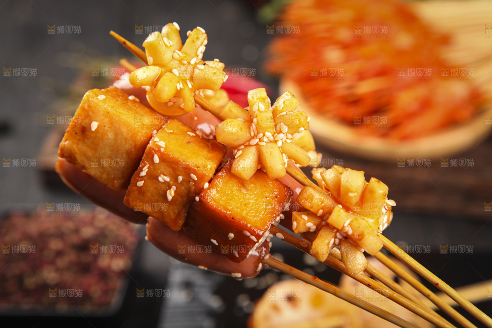 石板上的钵钵鸡串
