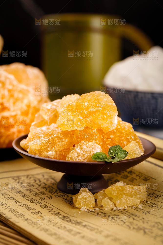 盘子里装着黄冰糖