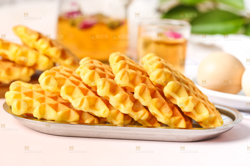 浅底上放着一盘华夫饼干