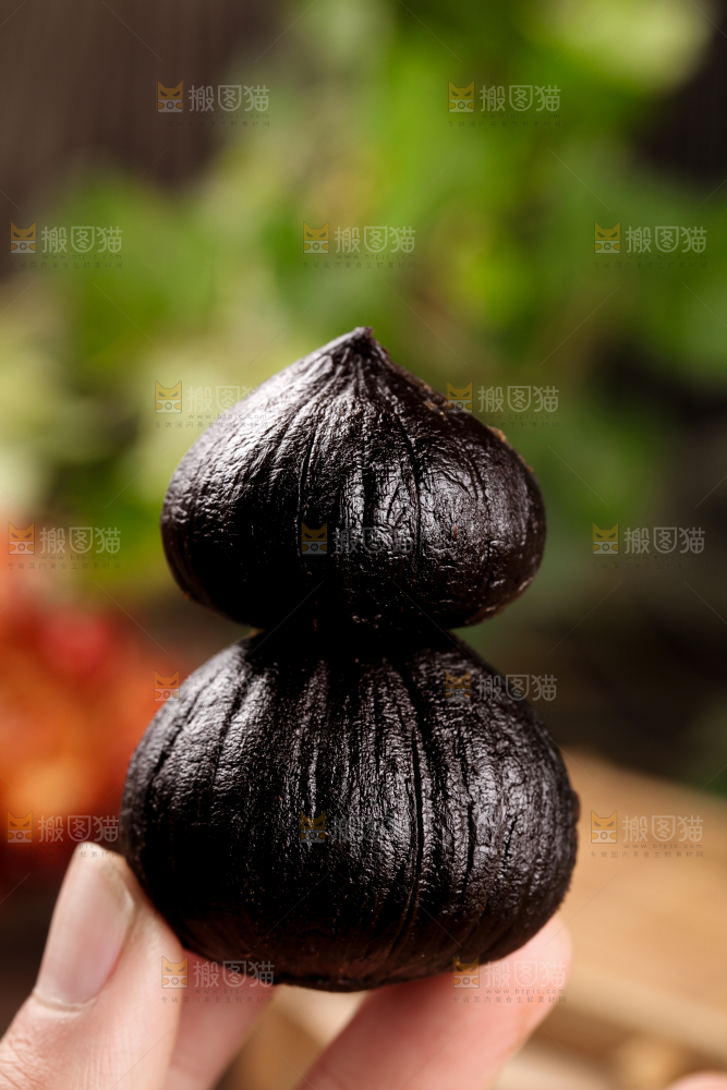 木板上放着独头黑蒜