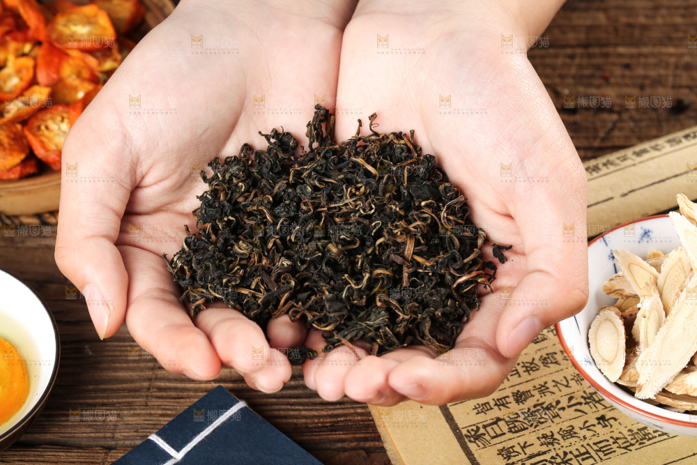 手里捧着茶叶