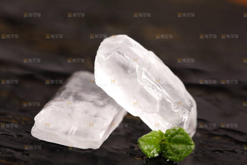 黑底上放着单晶冰糖