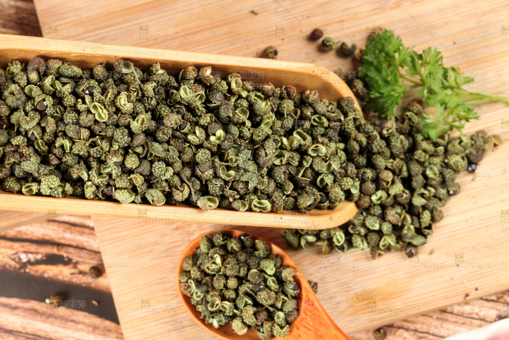 木板上的干青花椒