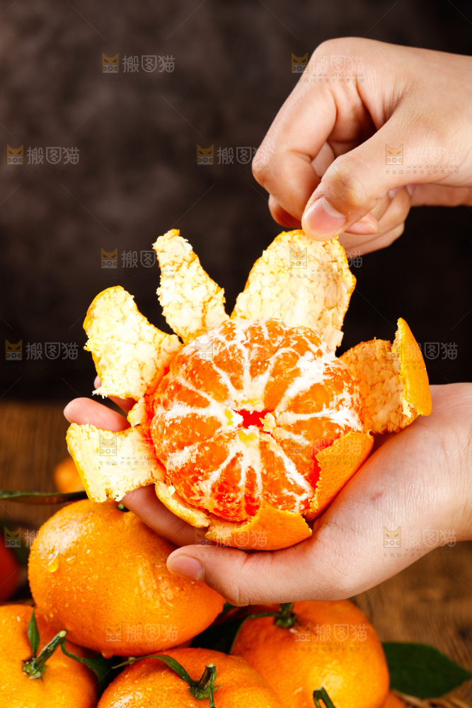 手里拿着橘子