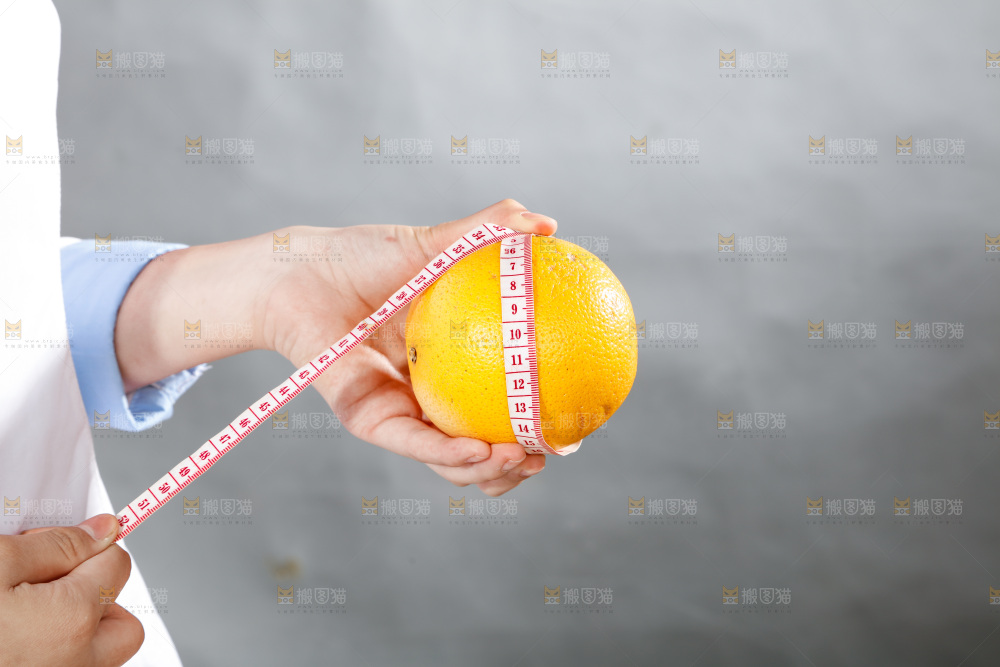 手里正在测量橙子