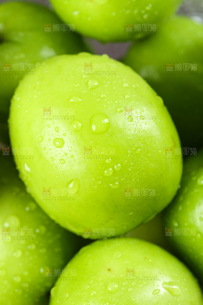 深底放着一杯新鲜青枣