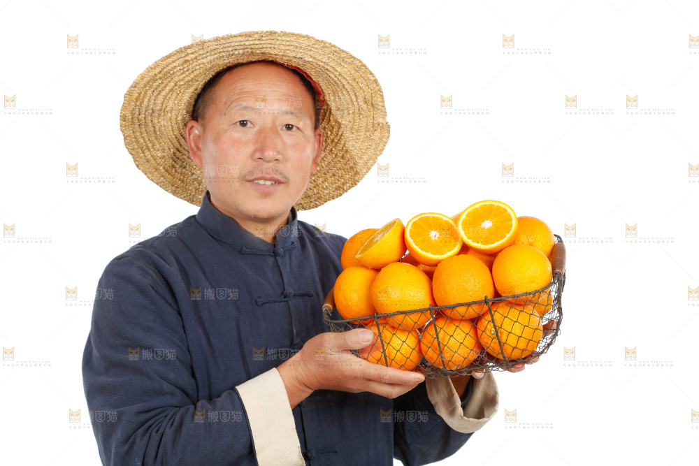 农民手里端着一篮橙子