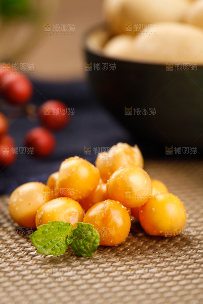 浅底上放着黄金豆