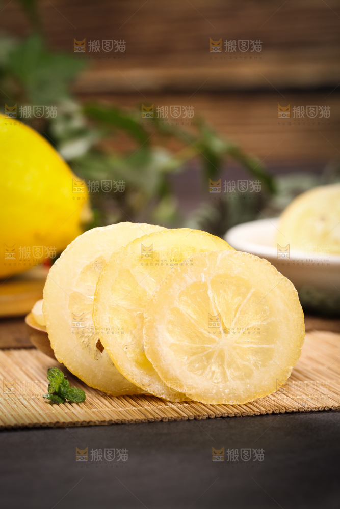 木板上的柠檬片