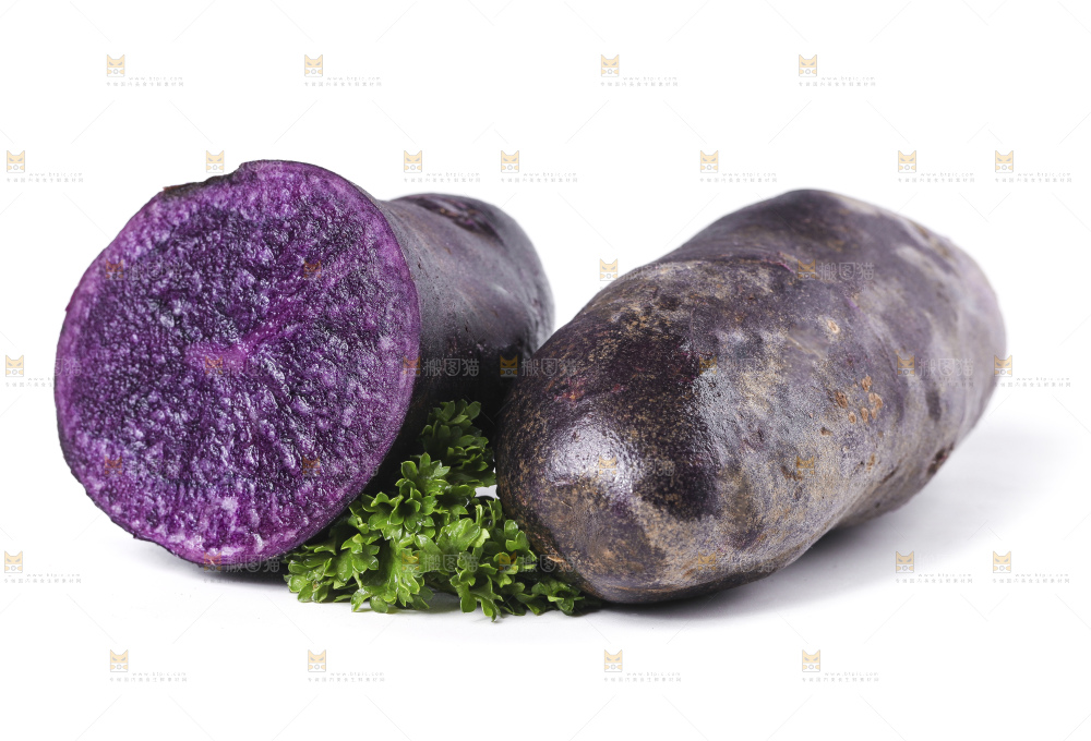 白底上摆放着紫色土豆