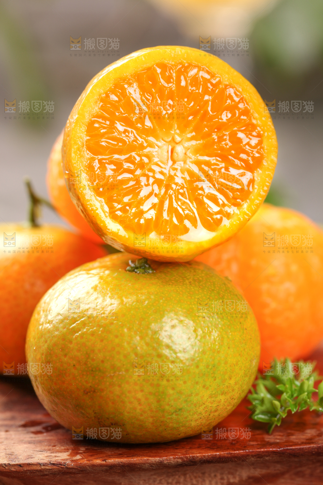 木底上放着切开的清香蜜桔