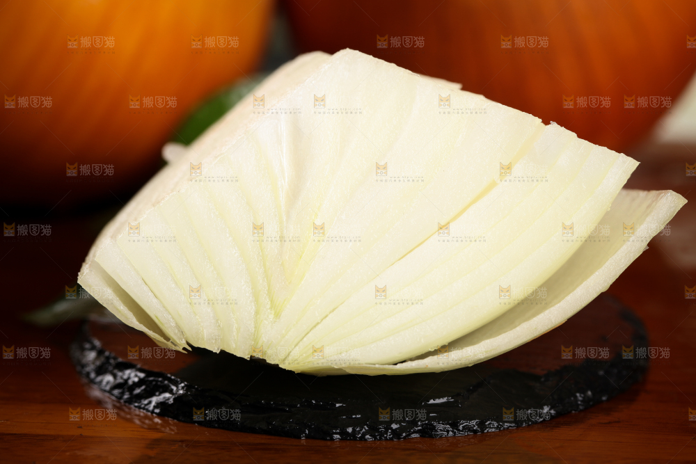 深底上放着黄皮洋葱