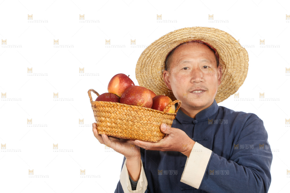 农民手里端着一篮丑苹果