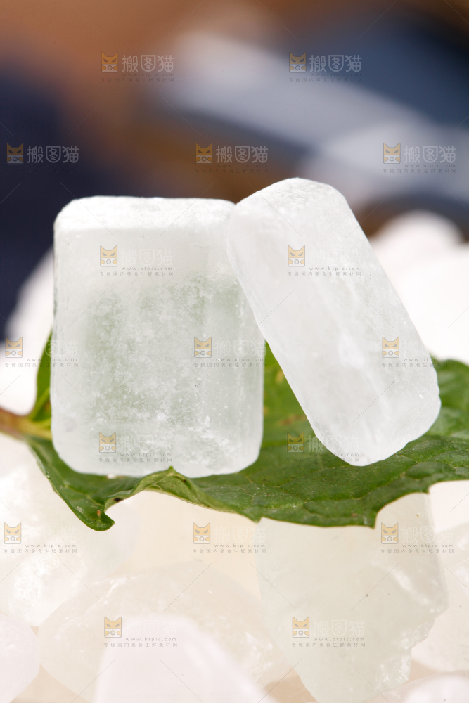 树叶上放着单晶冰糖