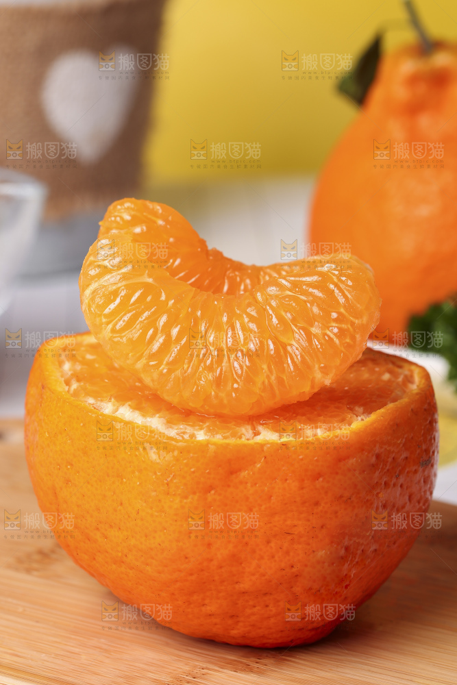 木板上放着春见耙耙柑
