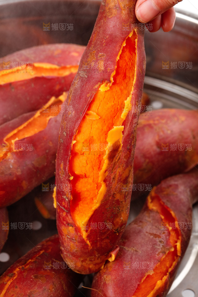 蒸笼里放着红心蜜薯