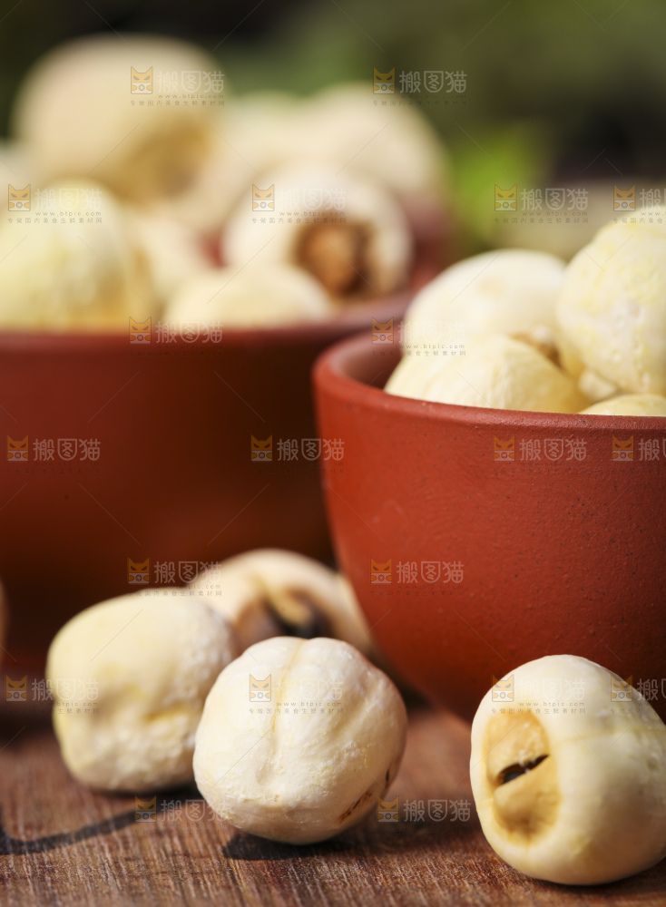 碗里装着洪湖干莲子