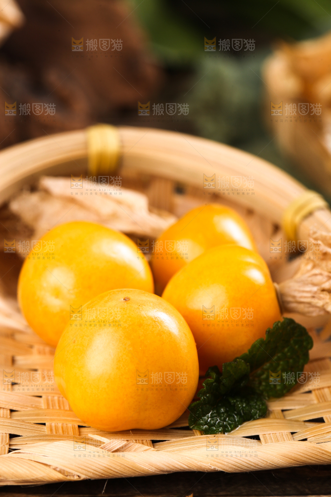 竹篮里放着菇娘果