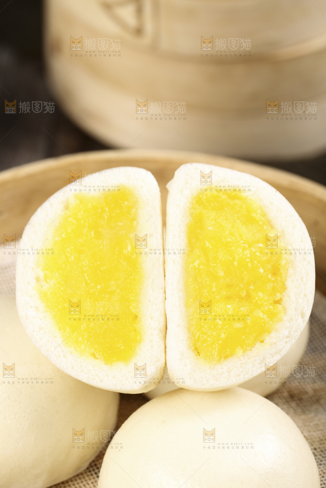 盘子里的奶黄馅包子