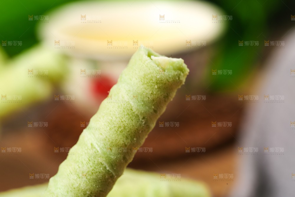 碟子里装着抹茶蛋卷