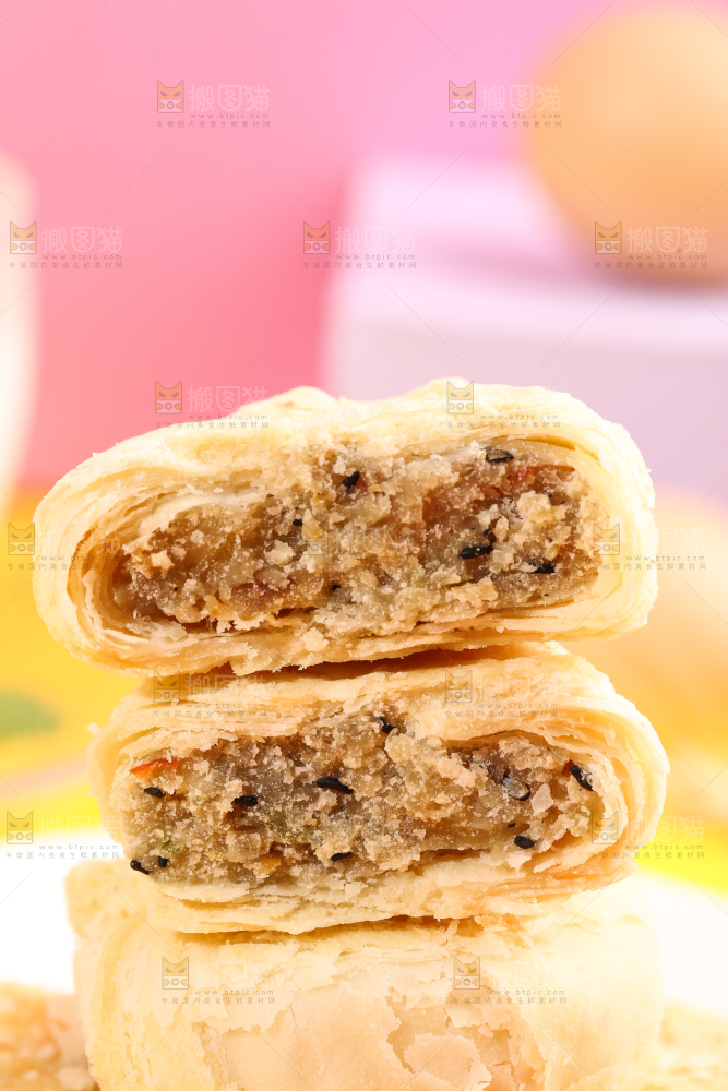 一盘苏式馅饼放在浅底上