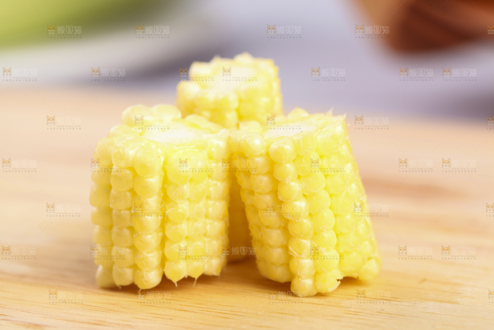 木板上的迷你玉米棒