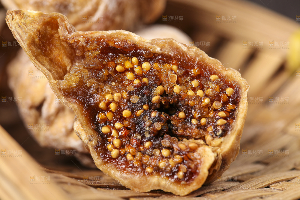 木板上放着新疆无花果干