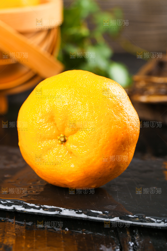 黑石板上的椪柑橘