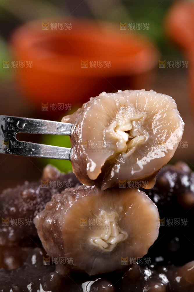 叉子叉着海参