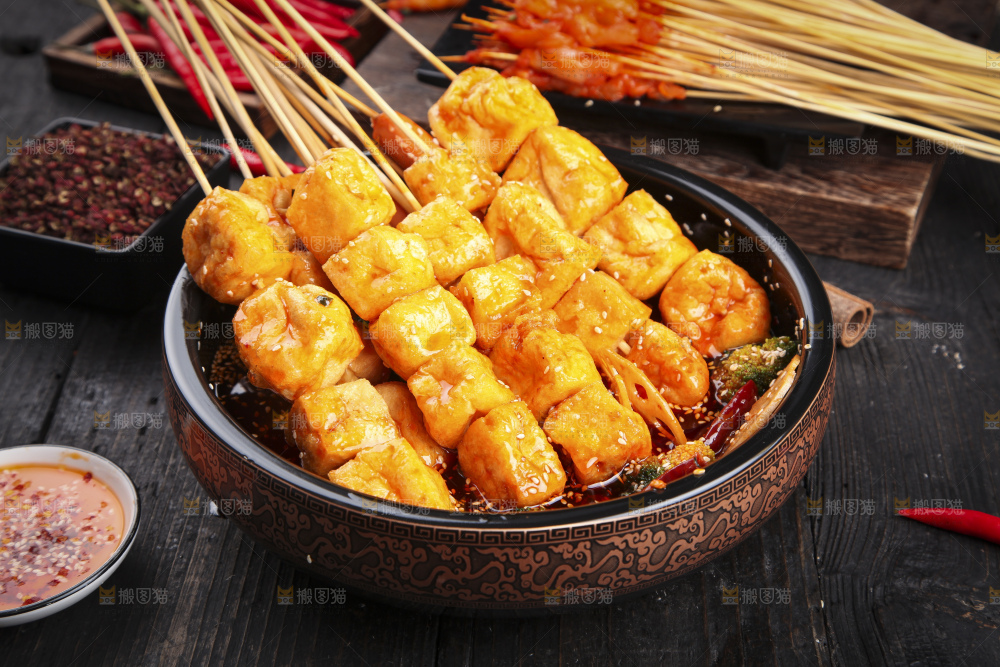 锅里泡着豆腐串