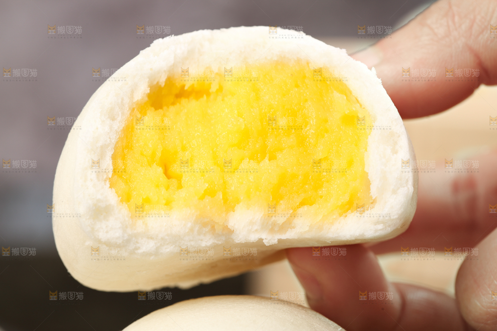 手上拿着奶黄包