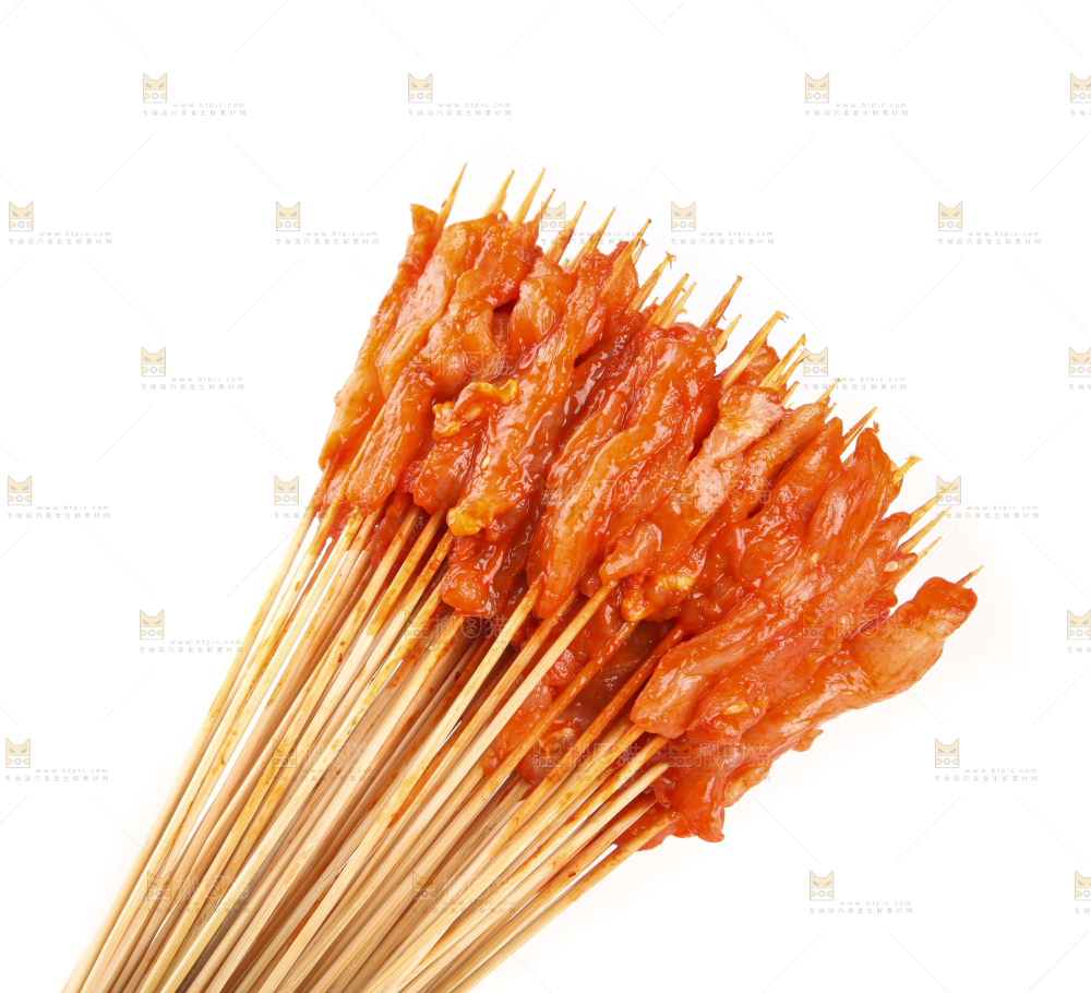 白底上放着肉串