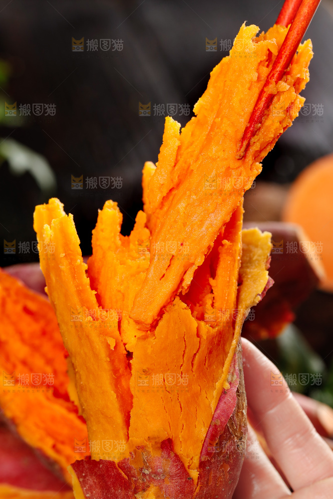 筷子夹着蒸熟的红蜜薯