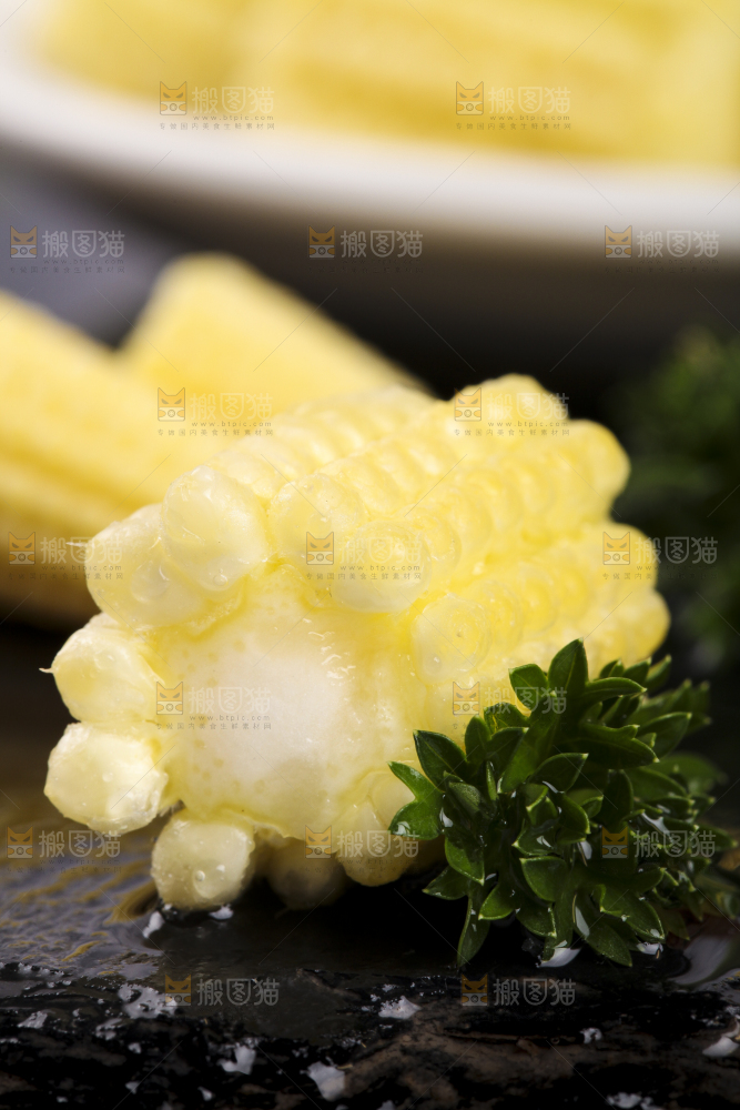 石板上放着玉米笋