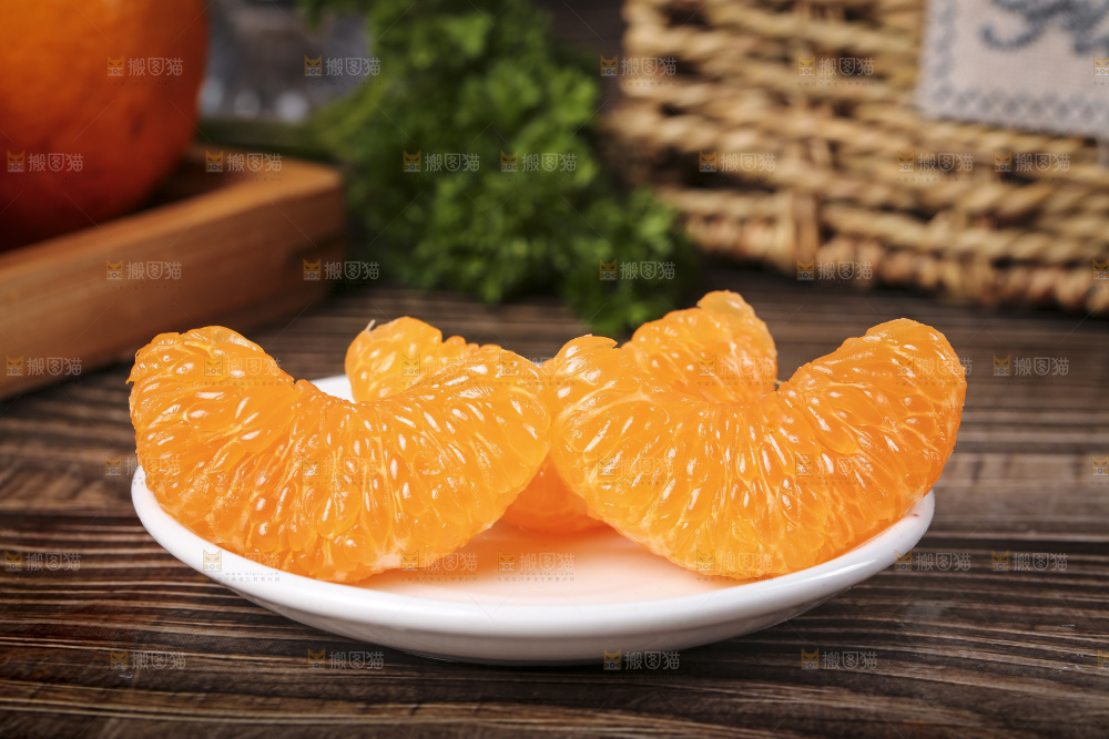 深底上的新鲜耙耙柑