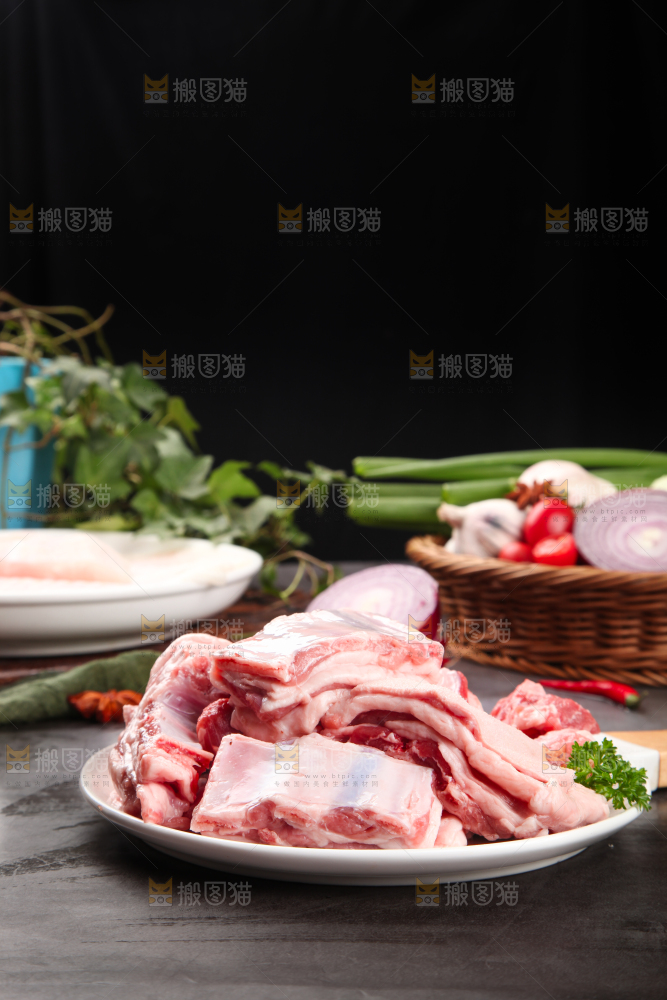 石板上放着羊排骨