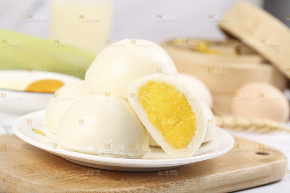 木板上放着奶黄馅包子