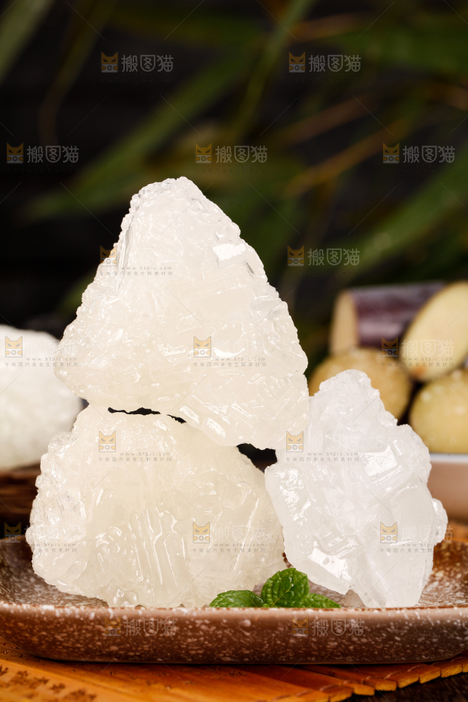 盘子里放着多晶冰糖