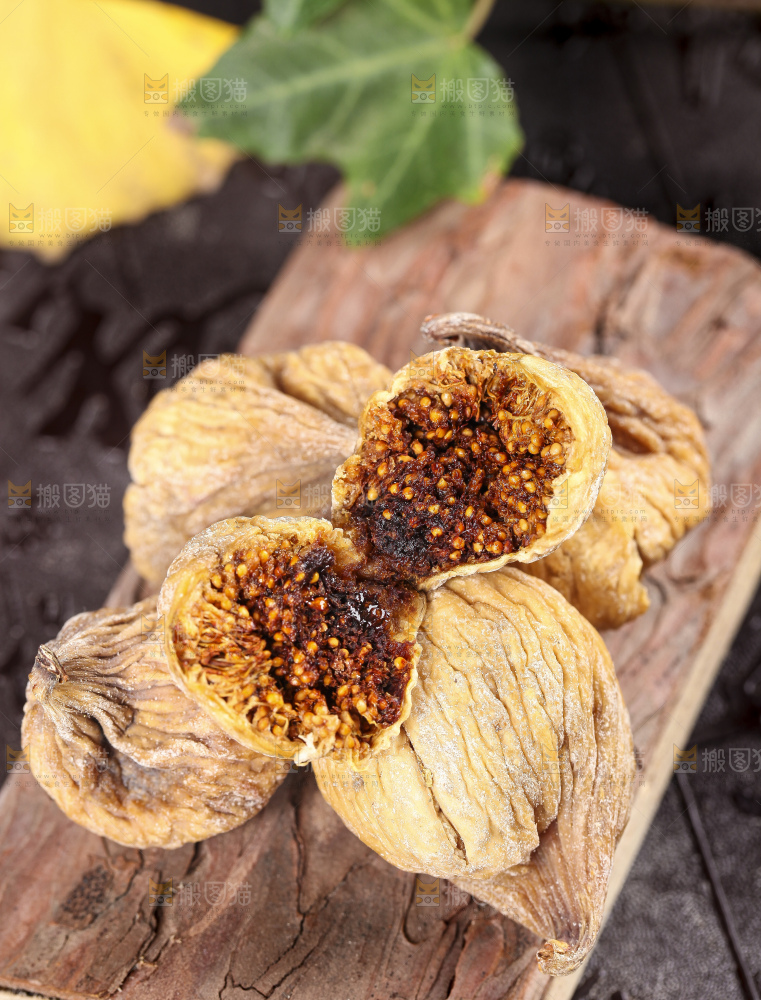木底上的土耳其无花果干