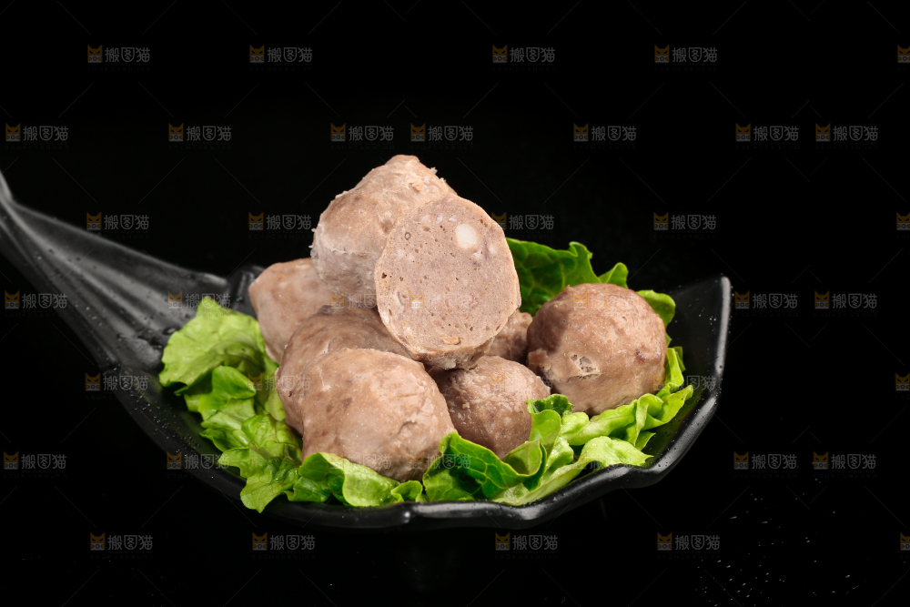 黑底上放着 一碗牛肉丸