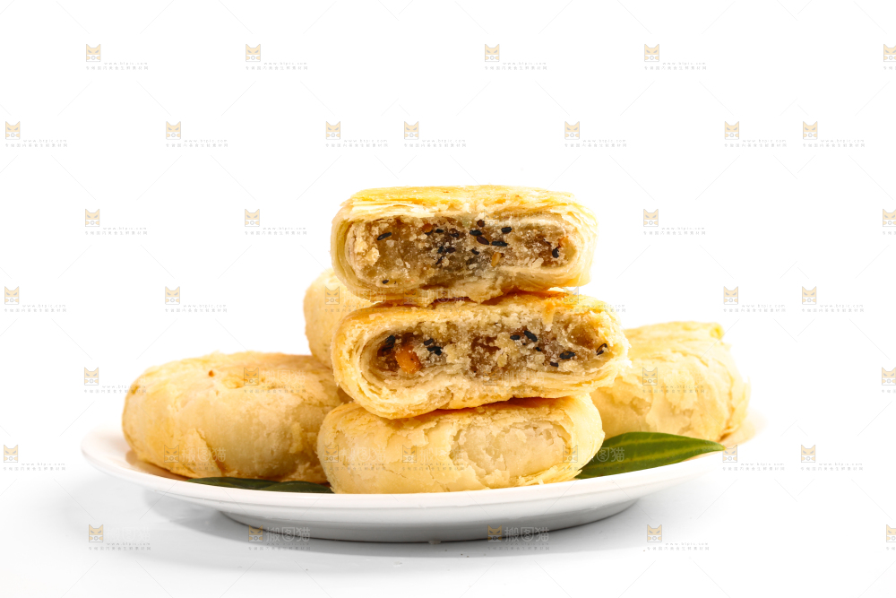 白底上放着一盘苏式馅饼月饼