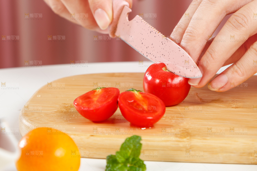 木板上放着正在切开的圣女果