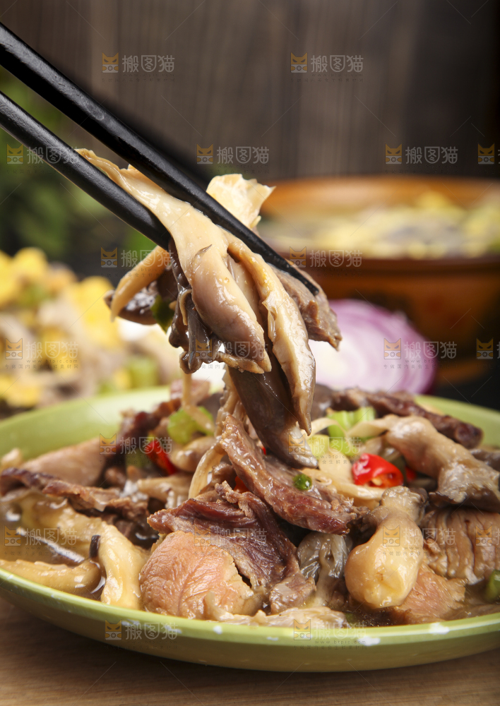 盘子里装着平菇炒肉