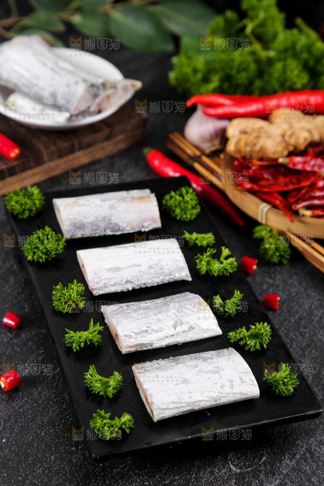 黑石板上放着一盘舟山刀鱼段