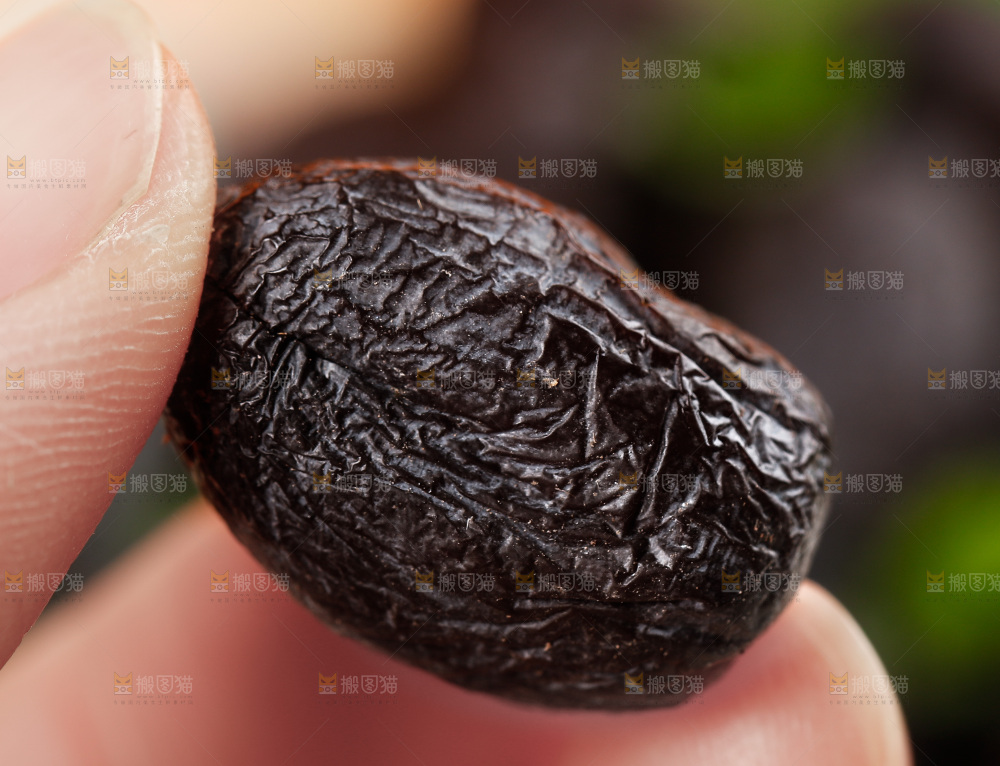 手拿黑枣