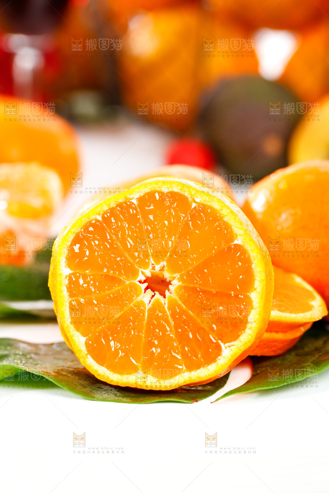 白底上摆放着蜜橘