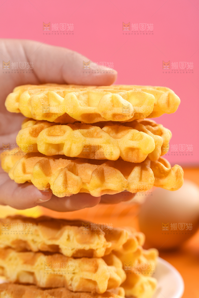 手拿华夫蛋糕