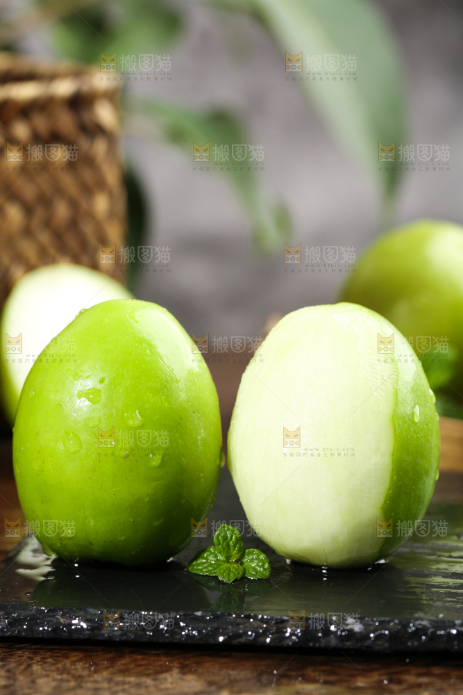 削皮的牛奶大青枣放在黑底上