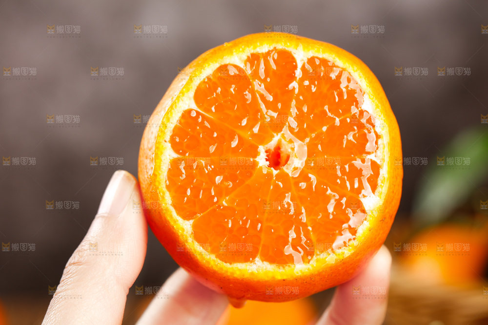 手里拿着橘子